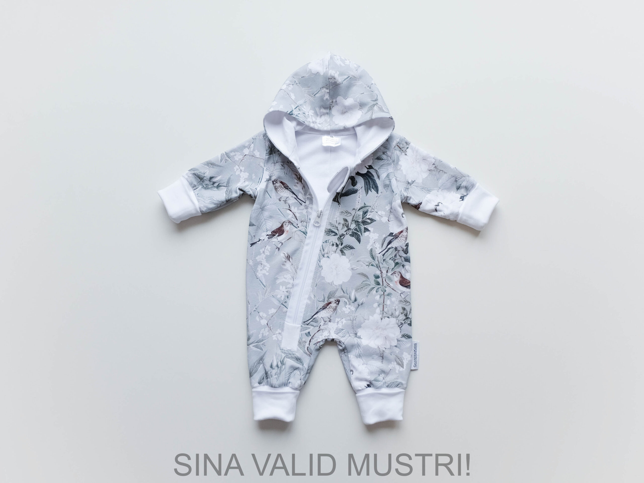 GOMERA beebi autosõidukombe Signature Print hallid roosid