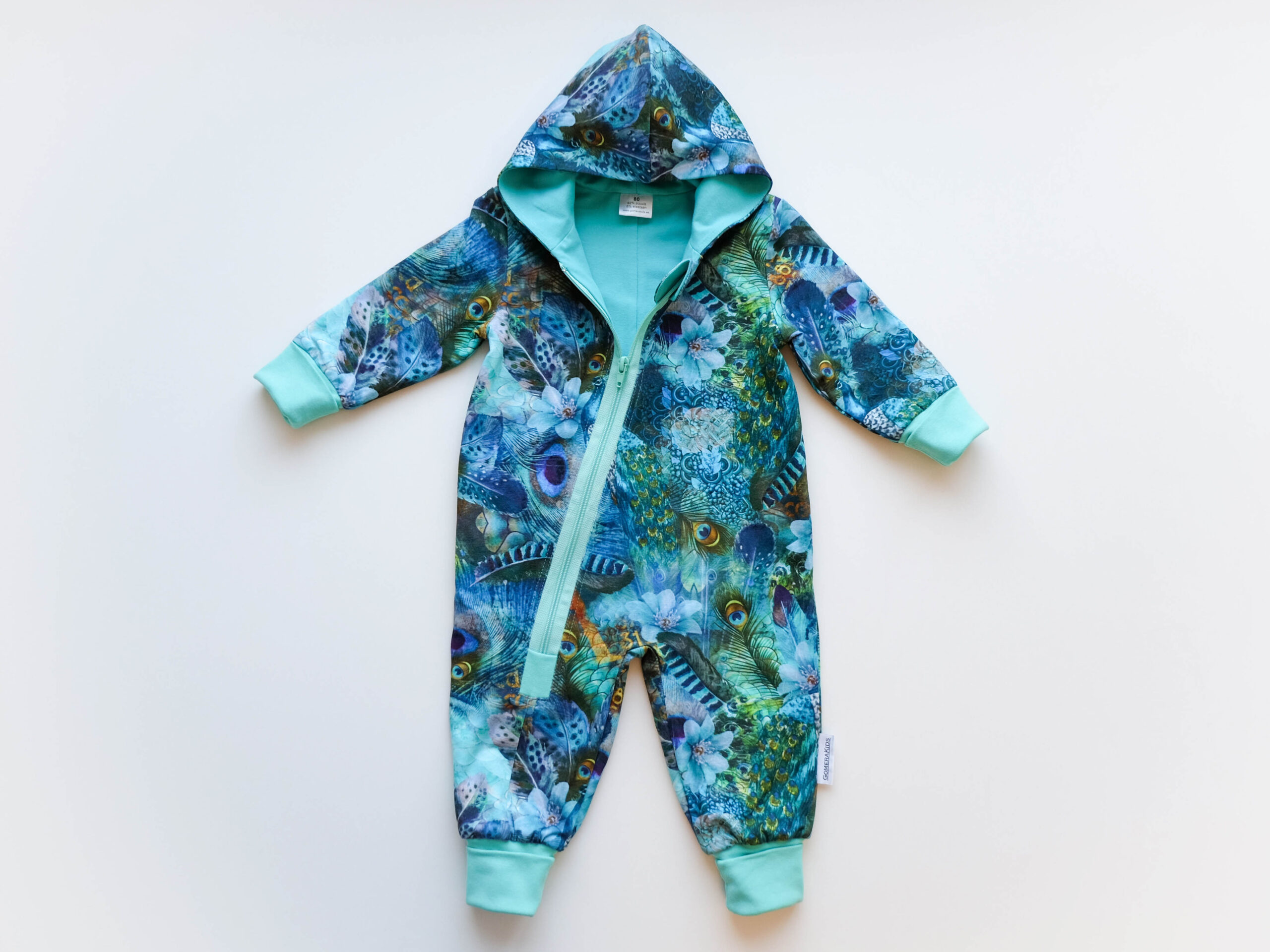 GOMERA beebi autosõidukombe Signature Print siniste sulgedega