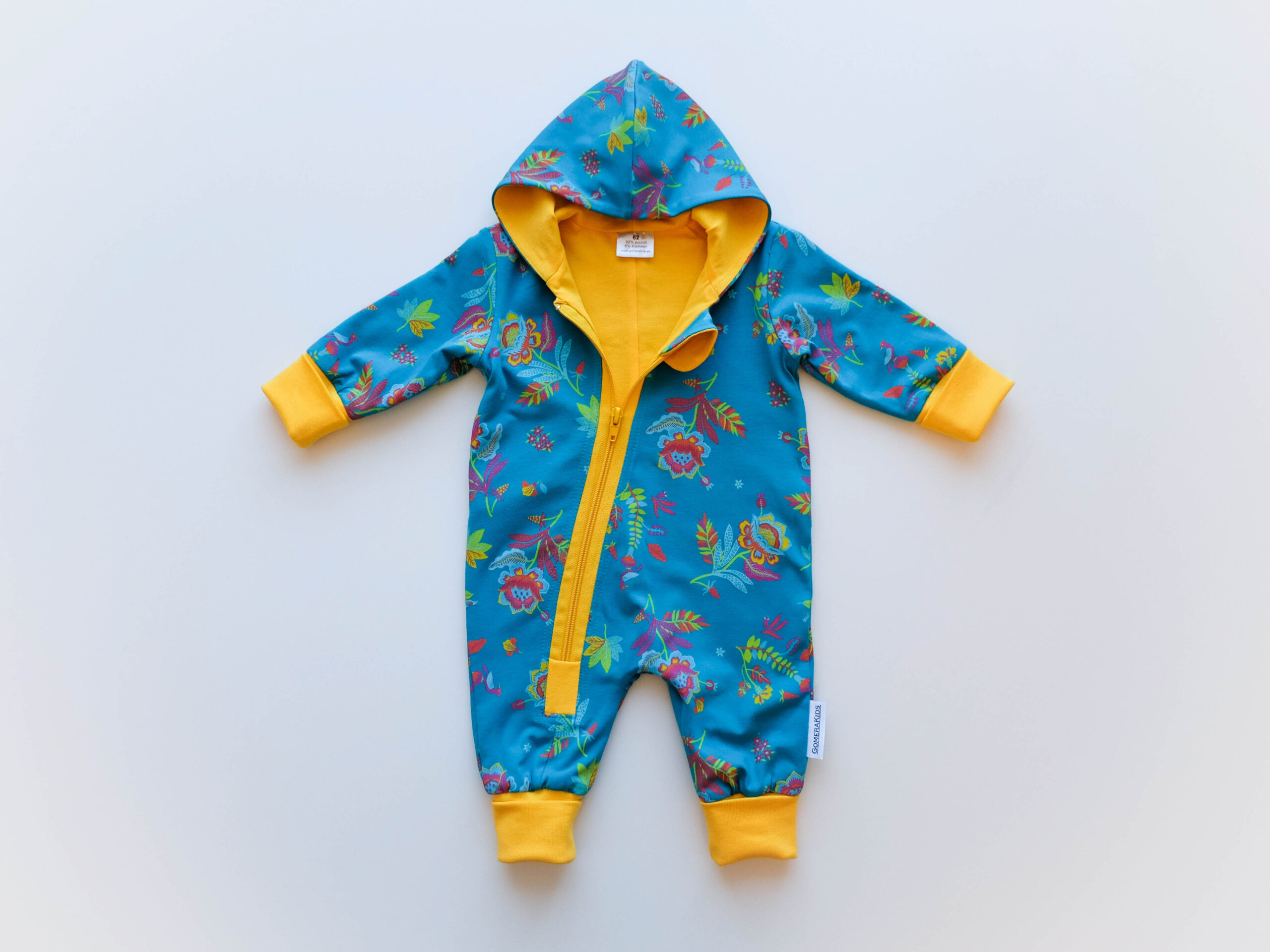 GOMERA beebi autosõidukombe Signature Print kollase voodriga