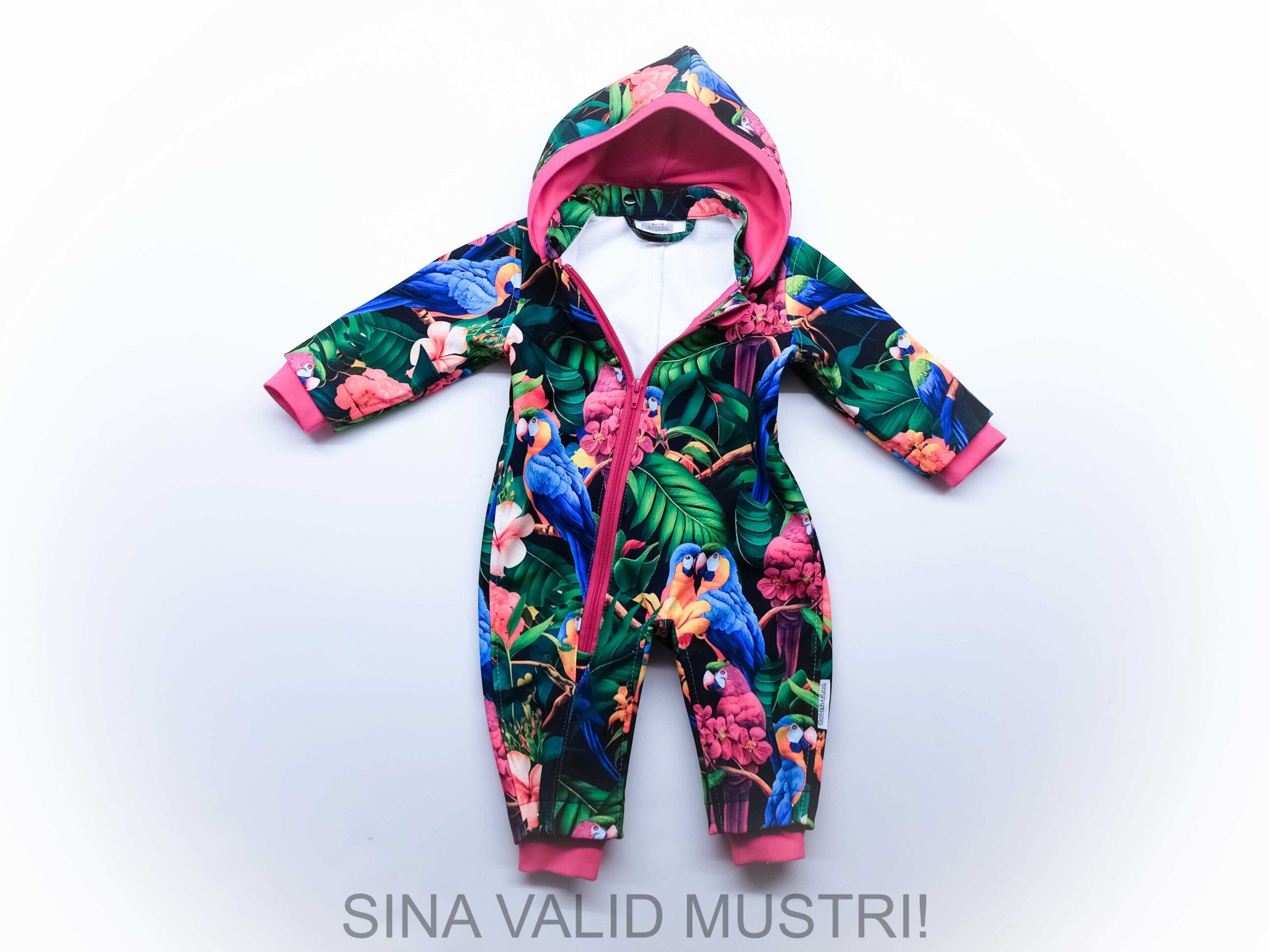GOMERA lillelise mustriga laste softshell kombe. Tellimustööna valmiv vee- ja tuulekindel kevad-sügis õueriietus.